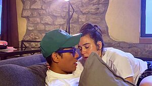 Spolužiaci hrajú špinavé hry na gauči s špinavými inštrukciami.