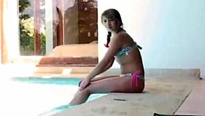 Jonge nieuwkomer Bree kleedt uit en vingert zichzelf bij het zwembad