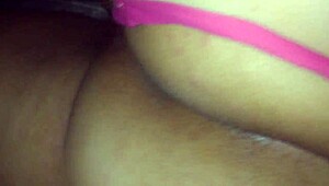 Wow, den här tjejen suger pojkvännens stora svarta kuk hemma!