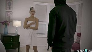 La maigre aux gros seins se fait prendre dur par un mec creepy