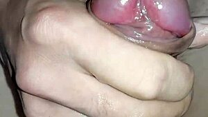 Mlada azijska tinejdžerka 18+ u kupatilu handjob sesija završava masivnom eksplozijom sperme