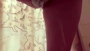 Laina Marie kjenner seg selv deilig i dusjen