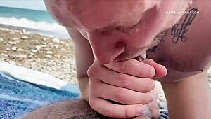 Гей аматьори кръстосват на публичен плаж за суров минет