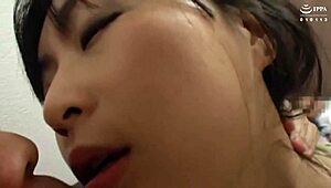 Домохозяйку ебут раком рядом с мужем часть 1