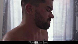 Meilleure Amie Transsexuelle le Séduit pour Tromper avec sa Bite Excitée