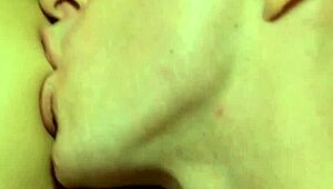 Egy lelkes amatőr lány mélyen kapcsolódik az érett partnerével szenvedélyes találkozóban