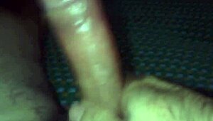 Küçük aletli adam ateşli seansta vahşi sikiş peşinde