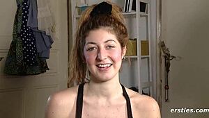 Ersties rödhåriga amatör visar upp stora bröst solo
