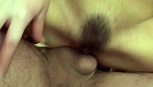 와, 이 일본 걸레가 거대한 자지 타면서 사정까지 완전 격렬해!