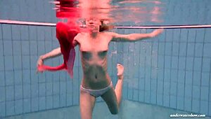 赤いドレスで水中輝くDuna Bultihaloの大きなオッパイ