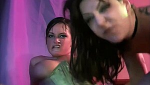 यो, टोरी लेन और लेक्सी बार्डोट इस बड़े लंड को साथ में संभालते हैं, कमाल!