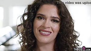 Латина МИЛФ са великом гузом Victoria Voxxx се лепо сагиње