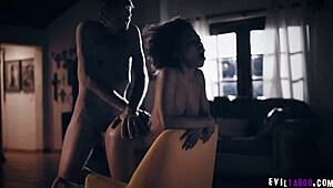 핫 모델 데미 수트라와 애니 오로라가 인터레이셜 레즈비언 섹스 시작