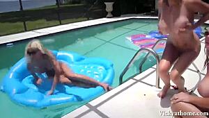 嘿，看Vicky Vette, Puma Swede和Charlee Chase舔阴户！