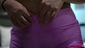 Latina muda Cielo Martínez latihan luar dan kena lebih dari biasa dari lelaki – hisap memek botak dan aksi punggung besar!