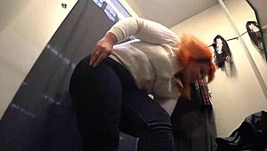 Dold kamera fångar BBW mogen milf i offentligt provrum voyeurscen.