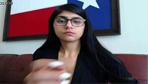 يا، هل رأيت ميا خاليفا تفتح في الفستان؟