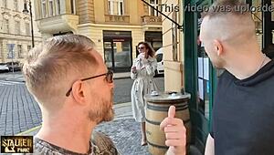 Milf Julia North се кефи на груб анал в 1 на 1