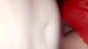 Ontrouwe vrouw voorovergebogen voor vreemde pik!