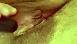 Sentindo o prazer intenso dela gemendo alto na punheta caseira com tetas naturais