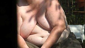 난 그냥 정원에서 상의 벗고 일광욕 하고 있었는데, 젠장, 너무 흥분됐어, 알지?