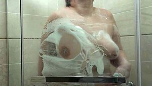 大屁股熟女泡沫浴洗澡自慰