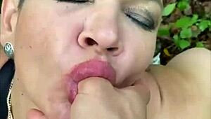 森のハイクが熱いファックに変わった、デカいブロンドと彼女のビッグアスで