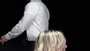 Nichons parfaits ado 18+ attachée donne footjob intense pendant punition avec jeu vierge hardcore