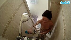 Миниатюрная 18+ бреет тугую пизду на скрытую камеру в душе