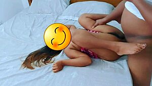 Indische heiße Schlampe fickt ihren Stiefvater in Tabu-Szene