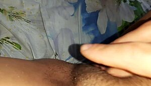 Stiefschwester und ich wichsen heimlich, während Eltern in Küche essen