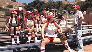 Att knulla en kille med stor kuk blir enkelt med två tjejer.