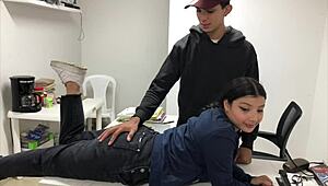 Vecina colombiana no pudo resistirse a tocar mi paquete enorme