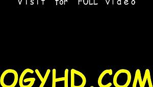 ليا تسيطر على لعبة سوداء ضخمة وتدفع حدودها مع كل دفعة