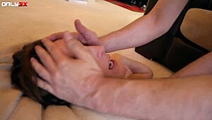 قذف في الأذنين يثير رد فعل مفاجئ أثناء الاستمناء