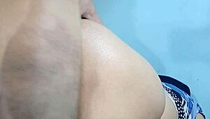 شو بتعمل نتو الهندية السمينة بمؤخرتها الكبيرة في الغرفة على وضع الكلب؟