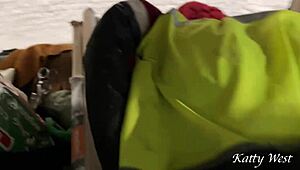 Agentka uwodzi najemną sukę, rżnie ją mocno w hotelowym pokoju, kończy facialem