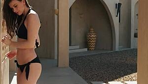 ワオ、ミュリナ・フェイスの完璧な尻が裸で屋外！ 😍