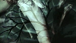 このビンテージ異人種4Pで毛深いマンコが大暴れ