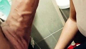 يا سماح، عايزة تنيكي قوي في المحل؟ حطيه في طيزي!