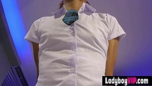 평평한 가슴 아시안 레이디보이 유니폼에서 블로잡 줘