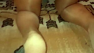 性感土耳其女人穿丝袜打扫大厅