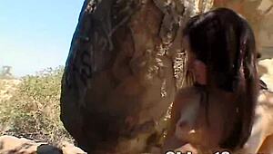 Hey, tjek denne lesbiske ung kvinde Chloe 18 fingerer og driller sine patter mens hun onanerer solo med sin brune veninde.