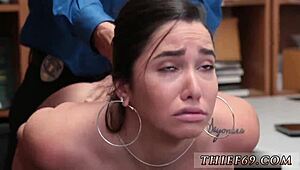 Vintage mladá 18+ v uniformě masturbuje s chlupatým šarmem nahoře bez