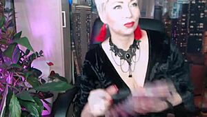 Sıcak mama çorapla seksi dans ediyor, bacakları açık vahşi mastürbasyon!