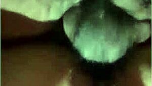 在POV中猛弹那个美味鸡巴，激烈肛门扩张。黑色内射拳交增添疯狂动作！