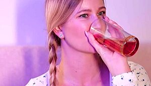 Stella Cardo sexy ryster sin røv med våde store patter på display