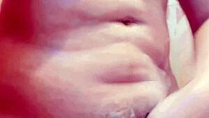 يا له من كولومبية ساخنة! ابنة الزوجة الممتلئة تستمني في الحمام وتكمل في غرفتها.