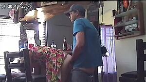 Je moja žena res jebala 18-letnega soseda?