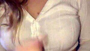 فتاة شابة بأحمر شفاه تعطي بلوجوب وهاندجوب قوي حتى يغطي القذف وجهها